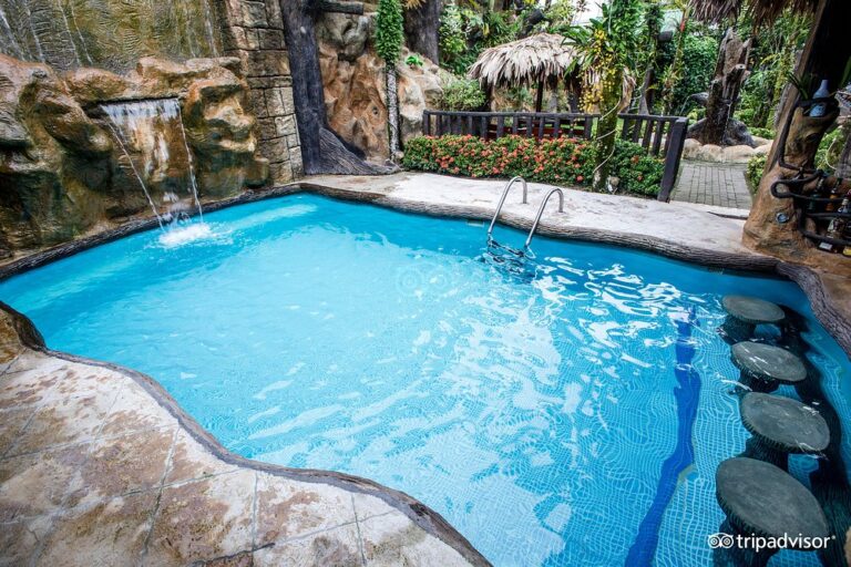 pool--v10845109